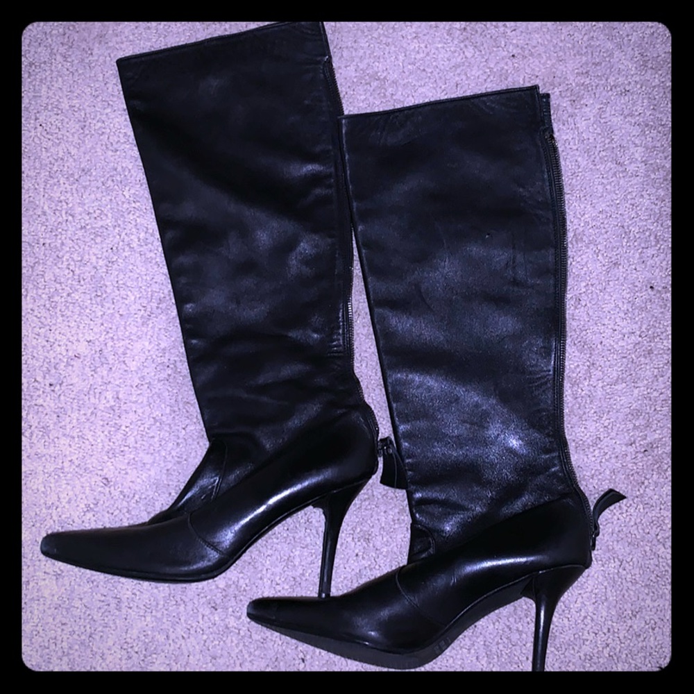 Size 9 Stuart Weirzmen boots. Never once worn.